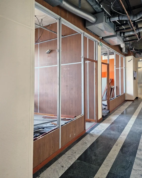 Chantier de construction intérieure avec cloisons en cours d'installation