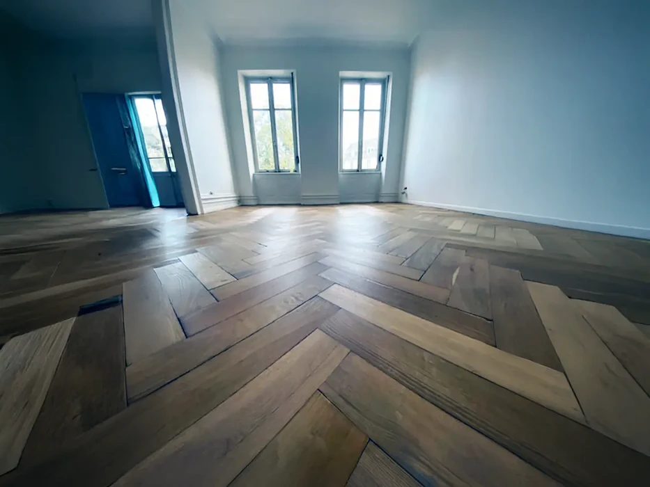 Pièce vide rénovée avec parquet en chevrons fraîchement installé