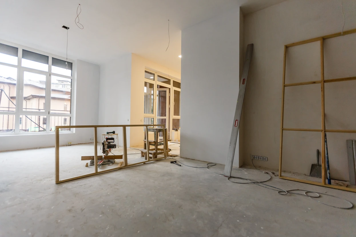 Rénovation de la maison dans une pièce remplie d'outils de peinture