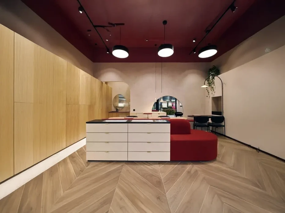 Un homme installe du parquet flottant à l'intérieur d'une pièce en cours de rénovation