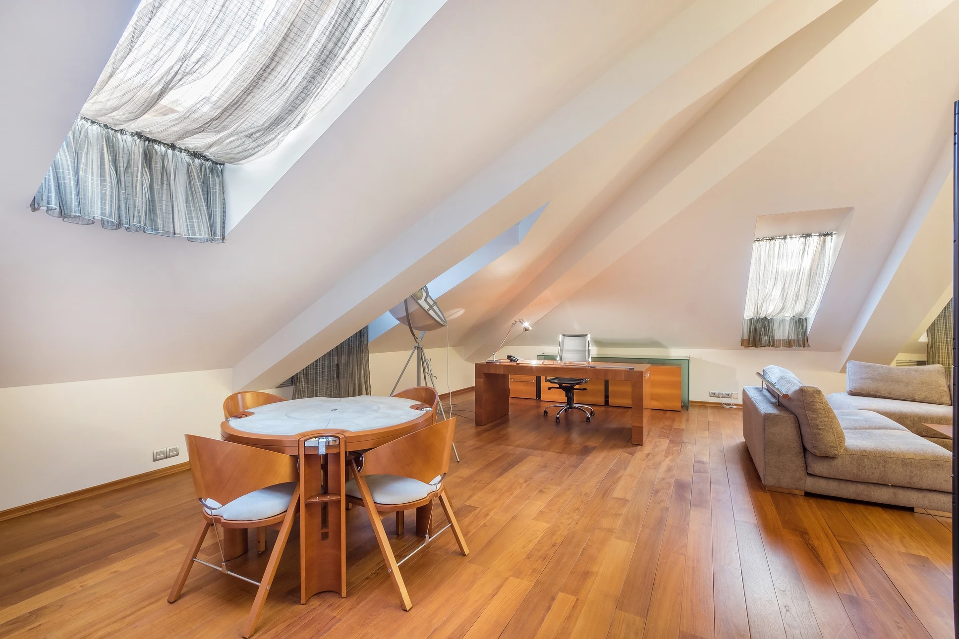 loft moderne, vue sur la cuisine et les escaliers