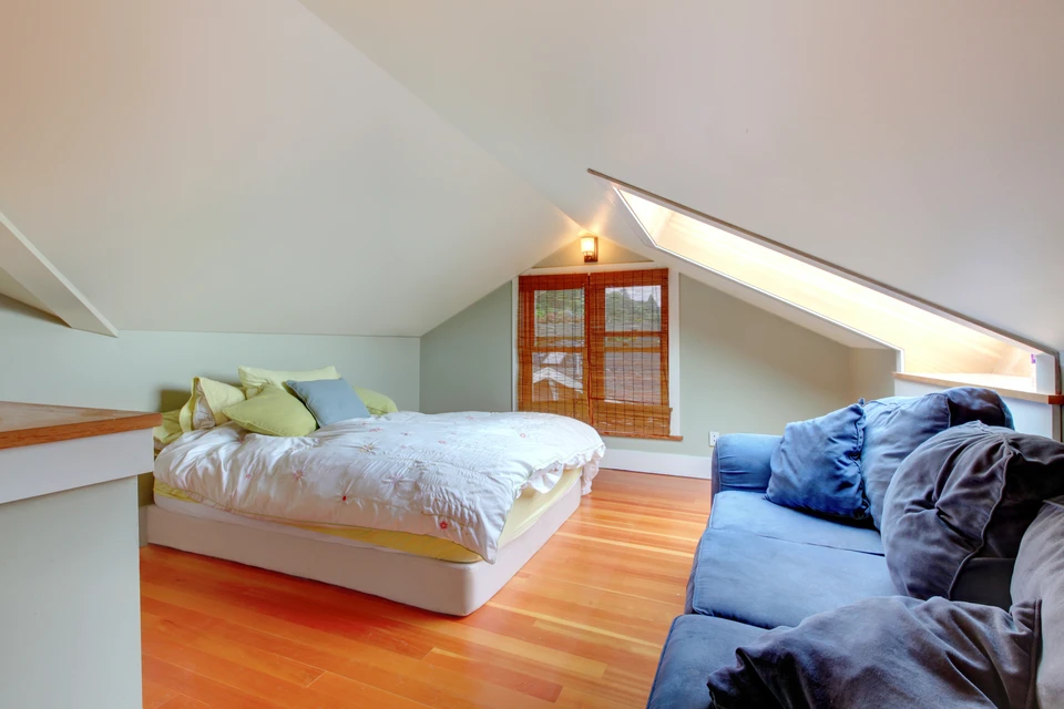 Intérieur d'une confortable chambre principale avec salle de bains privative dans le loft d'une maison résidentielle contemporaine