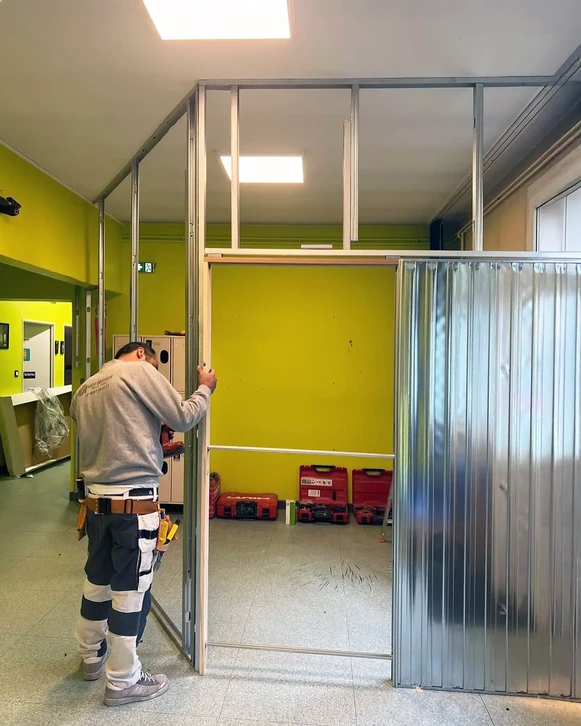 Espace de travail collaboratif moderne en open space avec employés en activité