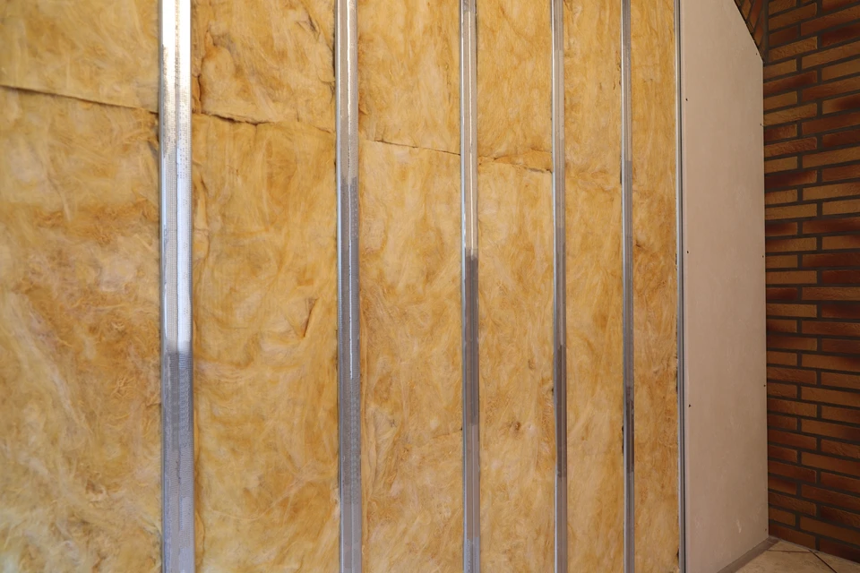 Panneaux d'isolation en laine minérale, qui ont été collés au plafond