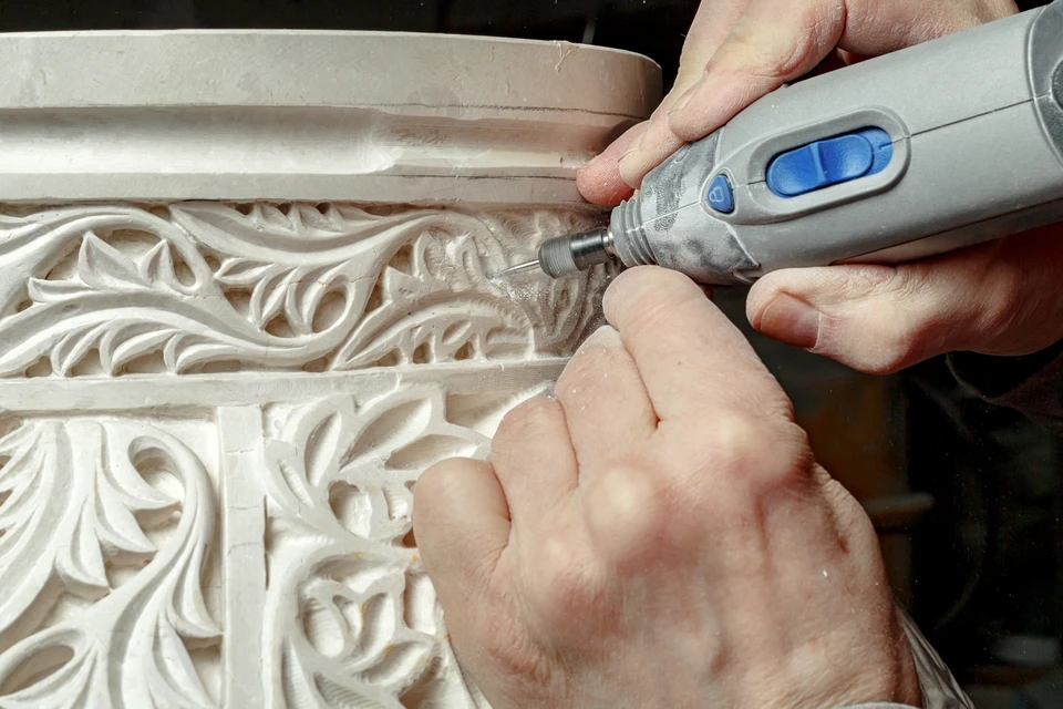 Un ouvrier plastifiant les murs en gypse à l'intérieur de la maison