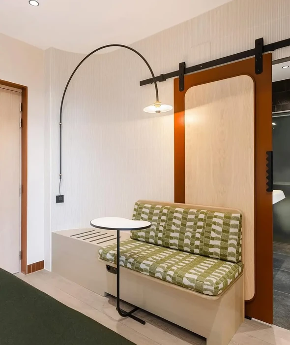 Intérieur moderne avec espace de vie ouvert combinant salon et salle à manger