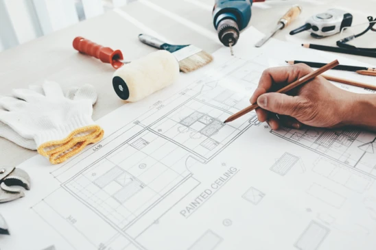 Professionnel en costume travaillant à un bureau avec tablette et documents financiers