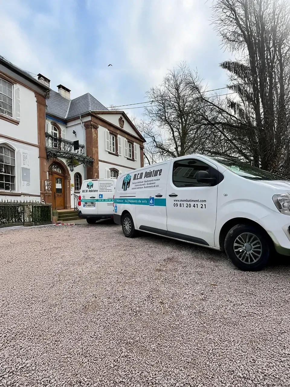 Couple souriant dans maison en construction examine plans architecturaux