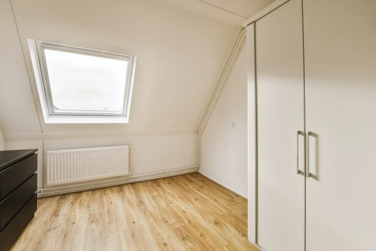 Chantier de construction intérieure en cours, pièce avec cloisons sèches non finies