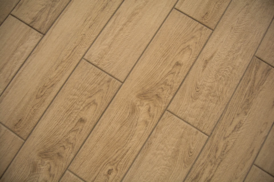 Intérieur résidentiel avec sol en parquet massif ou contrecollé imitation chêne clair